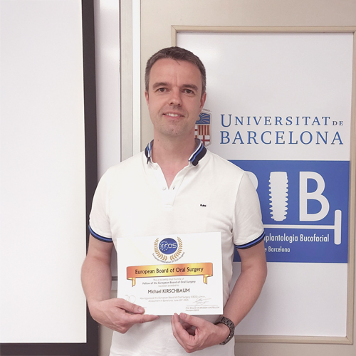 Ein Foto von einem Mann mit einem weißen T-Shirt. Er hält eine EFOS-Urkunde in der Hand.